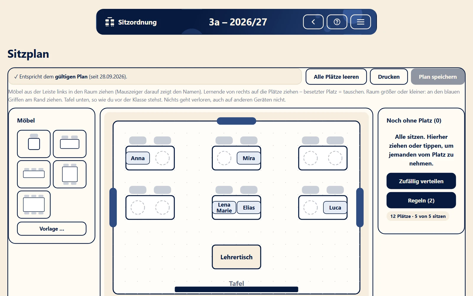 Sitzplan-Editor: Möbel links, Raum mit Tischen und Namen in der Mitte, Personen ohne Platz rechts